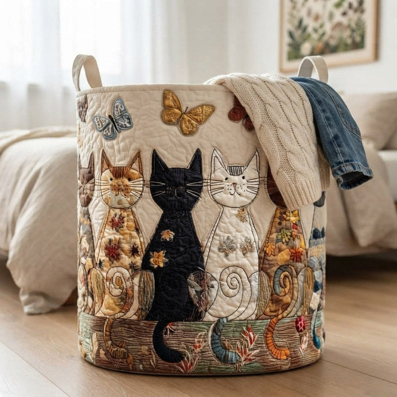 Mand met kattenmotief naast een bed, met een gebreide trui en een spijkerjasje die over de rand hangen. 4