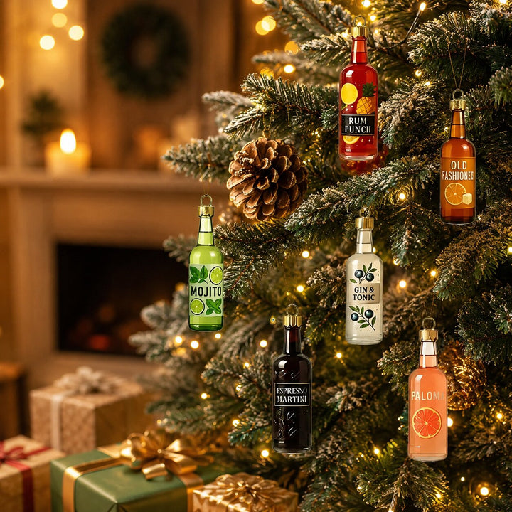 Zes flesvormige ornamenten hangen aan de takken van een kerstboom met lichtjes 6