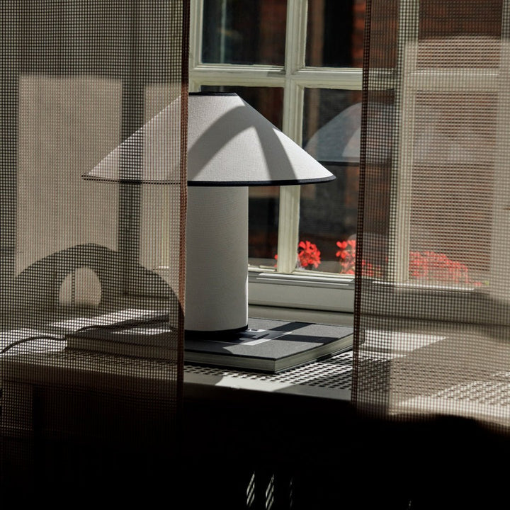 Tischlampe mit Stoffschirm – Lunara
