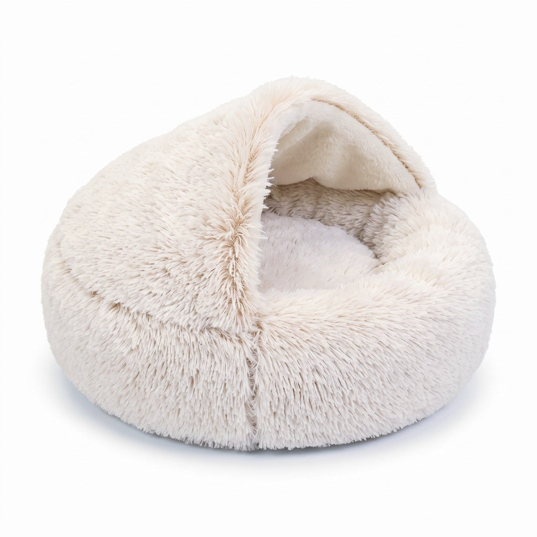 Los beige pluchen grotbed met halfopen kap en witte binnenkant op een witte achtergrond. 14