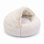 Los beige pluchen grotbed met halfopen kap en witte binnenkant op een witte achtergrond. 14