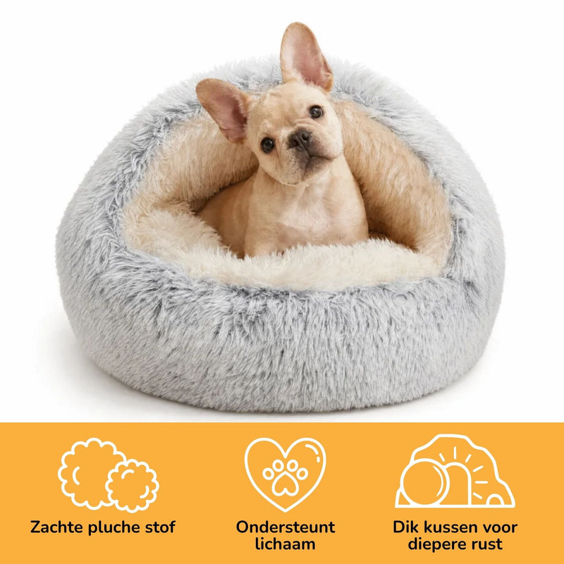 Productfoto op witte achtergrond met puppy in de grot en drie pictogrammen over zachte stof, steun en dik kussen. 4