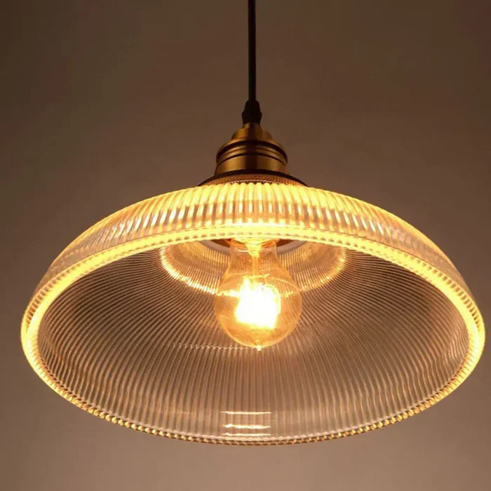 Hanglamp van onderaf gezien, met zichtbare gloeilamp binnen de geribbelde glazen kap 4