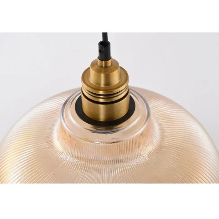 Detail van de messingkleurige fitting en het bovenste deel van de geribbelde, licht amberkleurige glazen kap 6