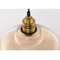 Detail van de messingkleurige fitting en het bovenste deel van de geribbelde, licht amberkleurige glazen kap 6