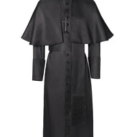 Zwart priesterkostuum van voren met cape, kruishanger, rij zwarte knopen en sjerp met franjes 6
