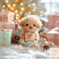 Perzikkleurige pluizige pup zit tussen roze en mintgroene cadeaus, dennenappels en een zacht wit kleed met kerstlichtjes. 4