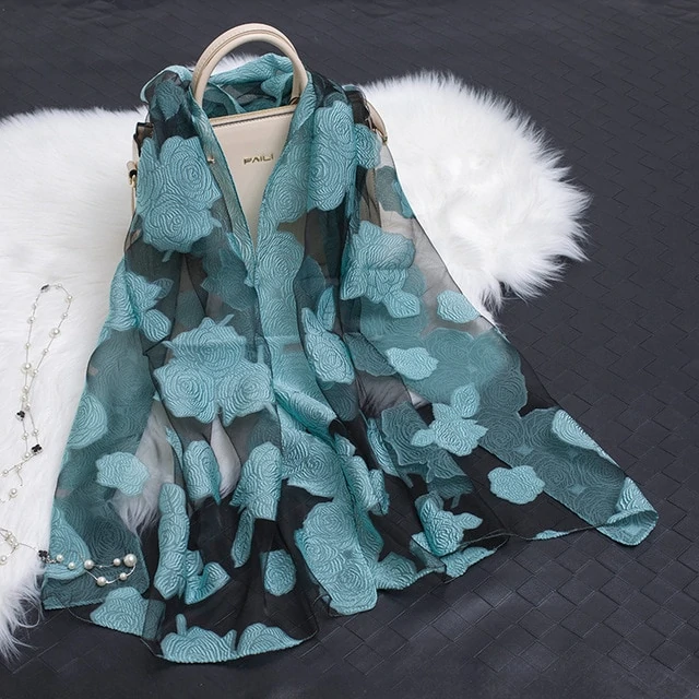 Trendiger Damen-Seidenschal mit Blumenmuster und ausgestanzten Designs – Fiora (1+1 GRATIS)