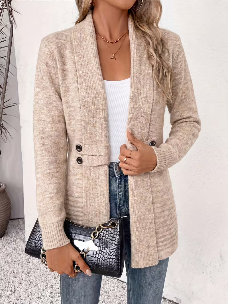 Model in beige vest met sjaalkraag, hand aan de rand, met zwarte krokodillenprint tas en spijkerbroek 3