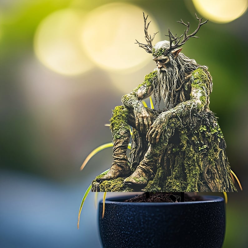 Tuinprikker van de gehoornde boomgeest in een donkere plantenpot, met wazige gloeiende lichtvlekken op de achtergrond. 8