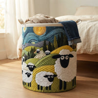 Mand met schapenprint op een houten vloer naast een bed, met een gebreide deken en een spijkerbroek over de rand. 5