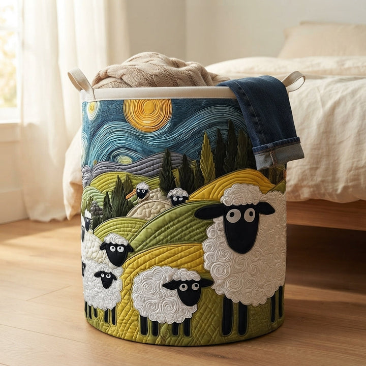 Mand met schapenprint op een houten vloer naast een bed, met een gebreide deken en een spijkerbroek over de rand. 5