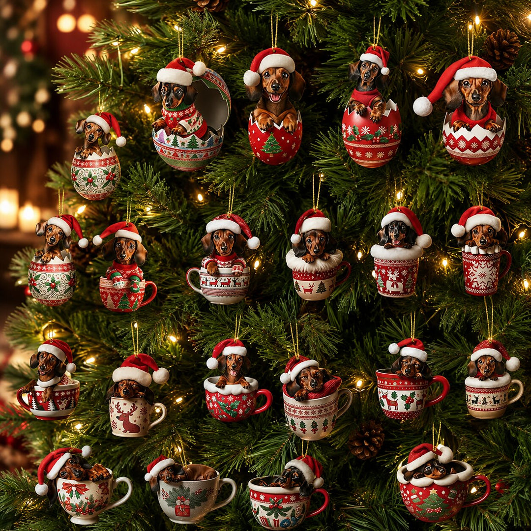 Een kerstboom vol teckelhangers: teckels in feestelijk versierde eierschalen en theekopjes, allemaal met een kerstmuts op. 6