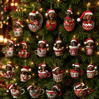 Een kerstboom vol teckelhangers: teckels in feestelijk versierde eierschalen en theekopjes, allemaal met een kerstmuts op. 6