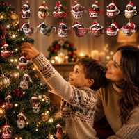 Moeder en zoontje hangen teckelhangers in theekopjes en eierschalen aan een verlichte kerstboom, met een rij hangers erboven. 2