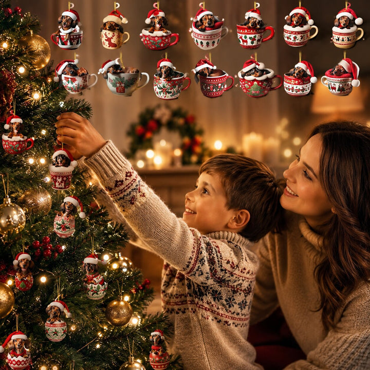 Moeder en zoontje hangen teckelhangers in theekopjes en eierschalen aan een verlichte kerstboom, met een rij hangers erboven. 2