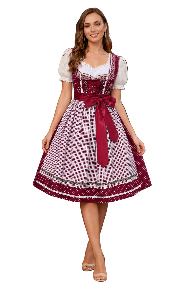 Vrouw draagt bordeauxrood dirndl met witte stippen, wit kanten blouse met pofmouwen, geruite schort en grote satijnen strik, vooraanzicht. 1