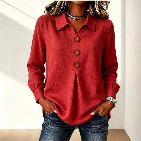 Rode blouse met kraag en drie houten knopen, gedragen met een spijkerbroek 10