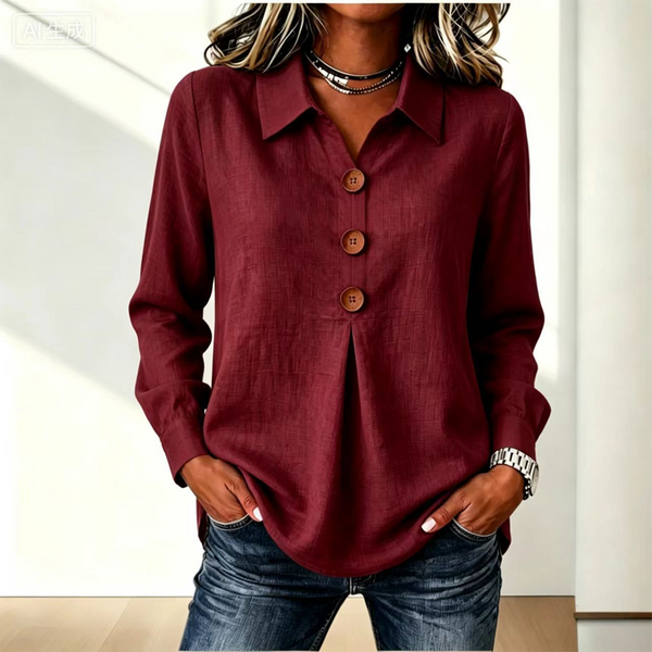 Bordeauxrode blouse met kraag en drie houten knopen, gedragen met een spijkerbroek 11