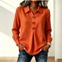 Oranje blouse met kraag en drie houten knopen, gedragen met een spijkerbroek 12