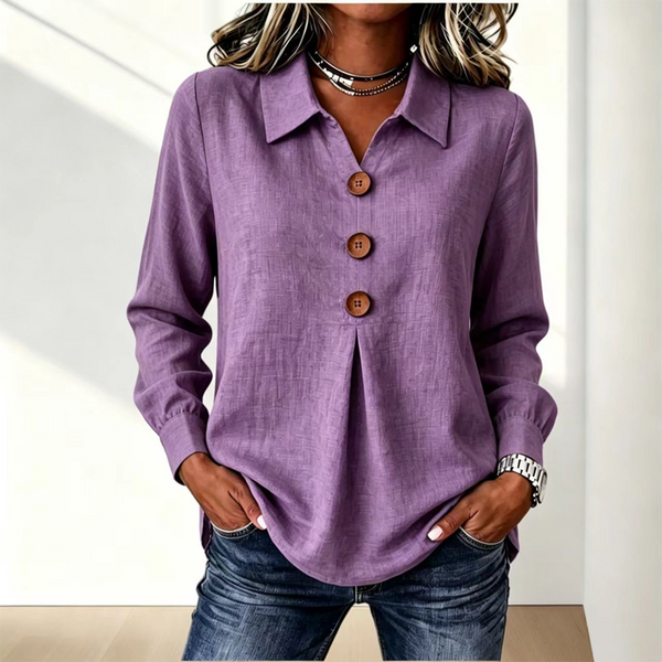 Paarse blouse met kraag en drie houten knopen, gedragen met een spijkerbroek 14