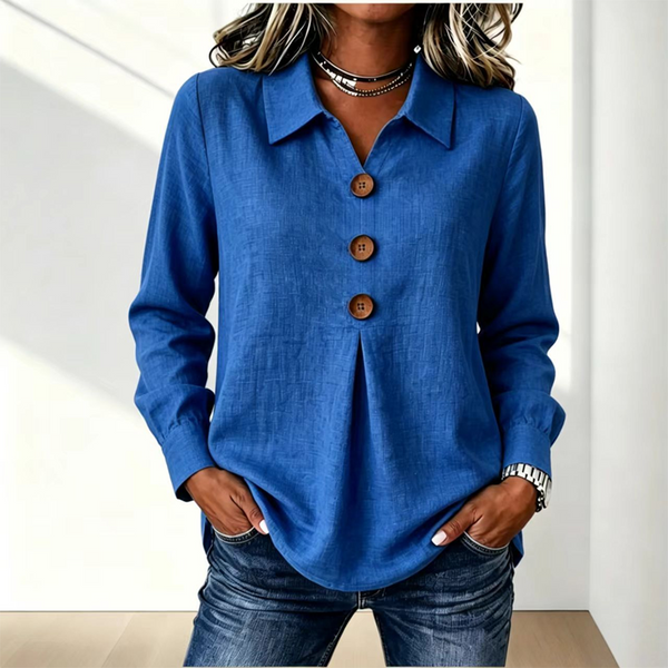 Blauwe blouse met kraag en drie houten knopen, gedragen met een spijkerbroek 15