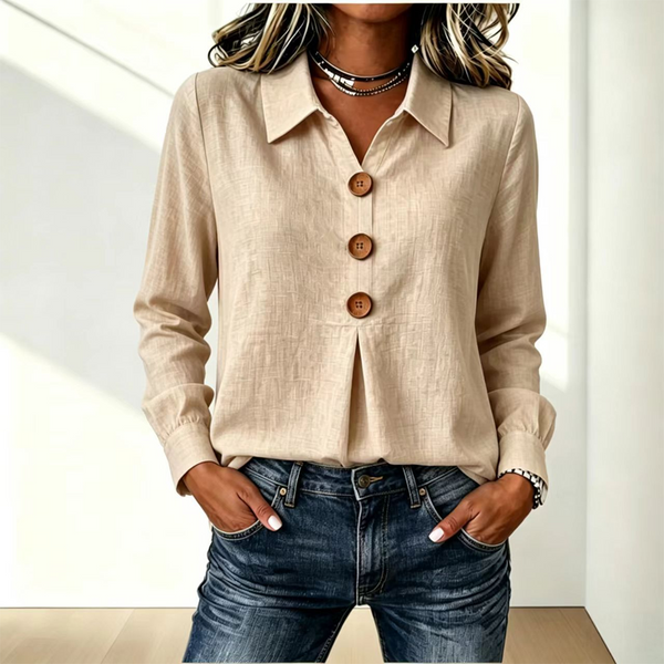 Beige blouse met kraag en drie houten knopen, gedragen met een spijkerbroek 2