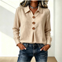Beige blouse met kraag en drie houten knopen, gedragen met een spijkerbroek 2
