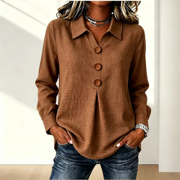 Bruine blouse met kraag en houten knopen, gedragen met een spijkerbroek en horloge 3