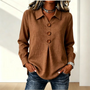 Bruine blouse met kraag en houten knopen, gedragen met een spijkerbroek en horloge 3