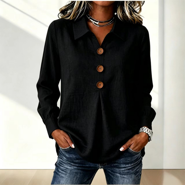 Zwarte blouse met kraag en drie houten knopen, gedragen met een spijkerbroek 4