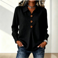 Zwarte blouse met kraag en drie houten knopen, gedragen met een spijkerbroek 4