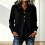 Zwarte blouse met kraag en drie houten knopen, gedragen met een spijkerbroek 4