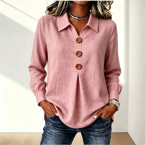 Roze blouse met kraag en drie houten knopen, gedragen met een spijkerbroek 5