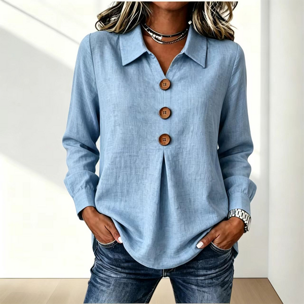 Lichtblauwe blouse met kraag en drie houten knopen, gedragen met een spijkerbroek 6