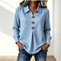 Lichtblauwe blouse met kraag en drie houten knopen, gedragen met een spijkerbroek 6