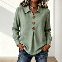 Groene blouse met kraag en drie houten knopen, gedragen met een spijkerbroek 7
