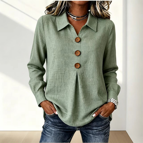 Groene blouse met kraag en drie houten knopen, gedragen met een spijkerbroek 7