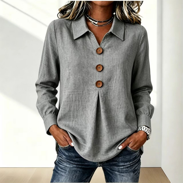 Grijze blouse met kraag en drie houten knopen, gedragen met een spijkerbroek 8