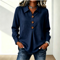 Donkerblauwe blouse met kraag en drie houten knopen, gedragen met een spijkerbroek 9