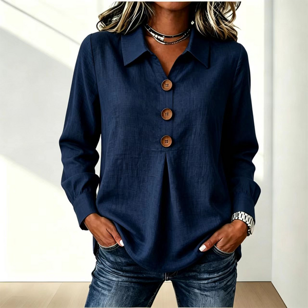 Donkerblauwe blouse met kraag en drie houten knopen, gedragen met een spijkerbroek 9