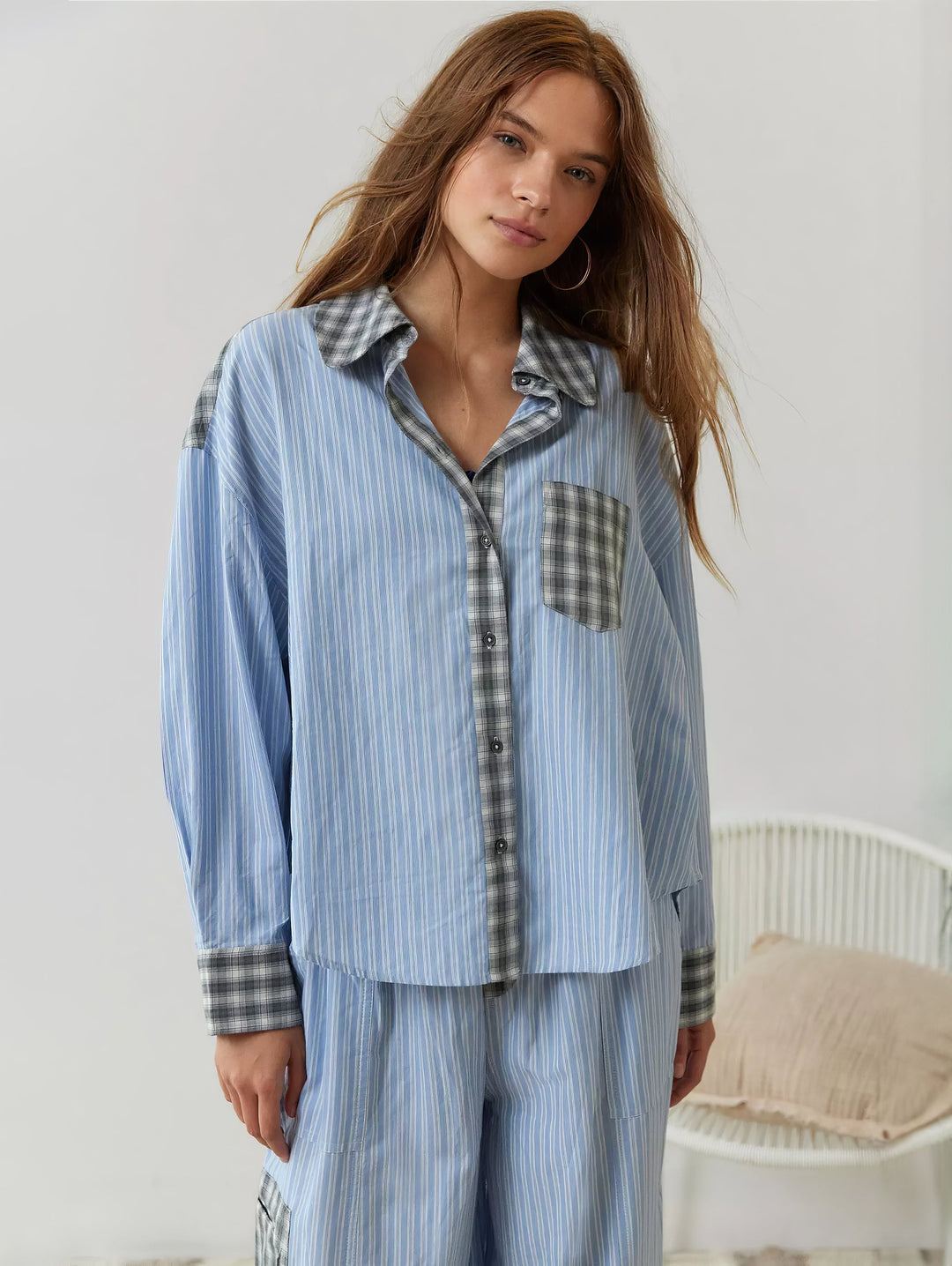 Voorkant van het blauw gestreepte overhemd met grijs geruite kraag, zak en manchetten, gedragen met bijpassende broek door een model. 5