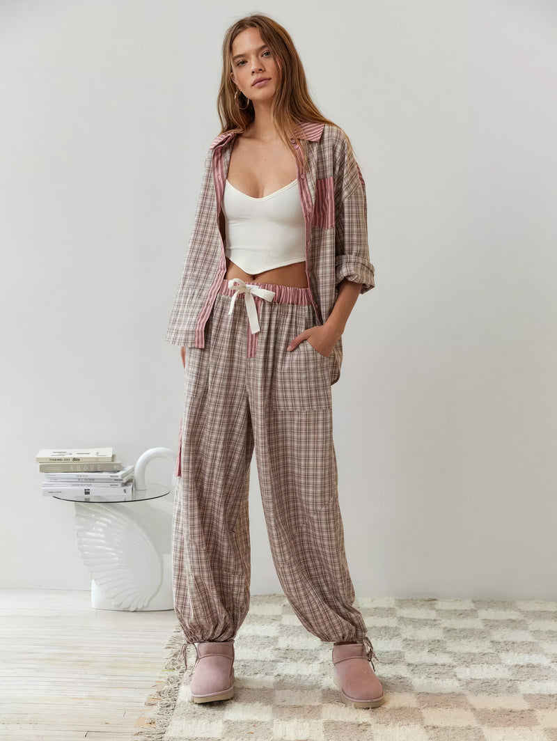 Volledige set in beige roze ruit op een model: open overhemd over wit topje, broek met elastische taille en strikkoord, roze laarsjes. 6