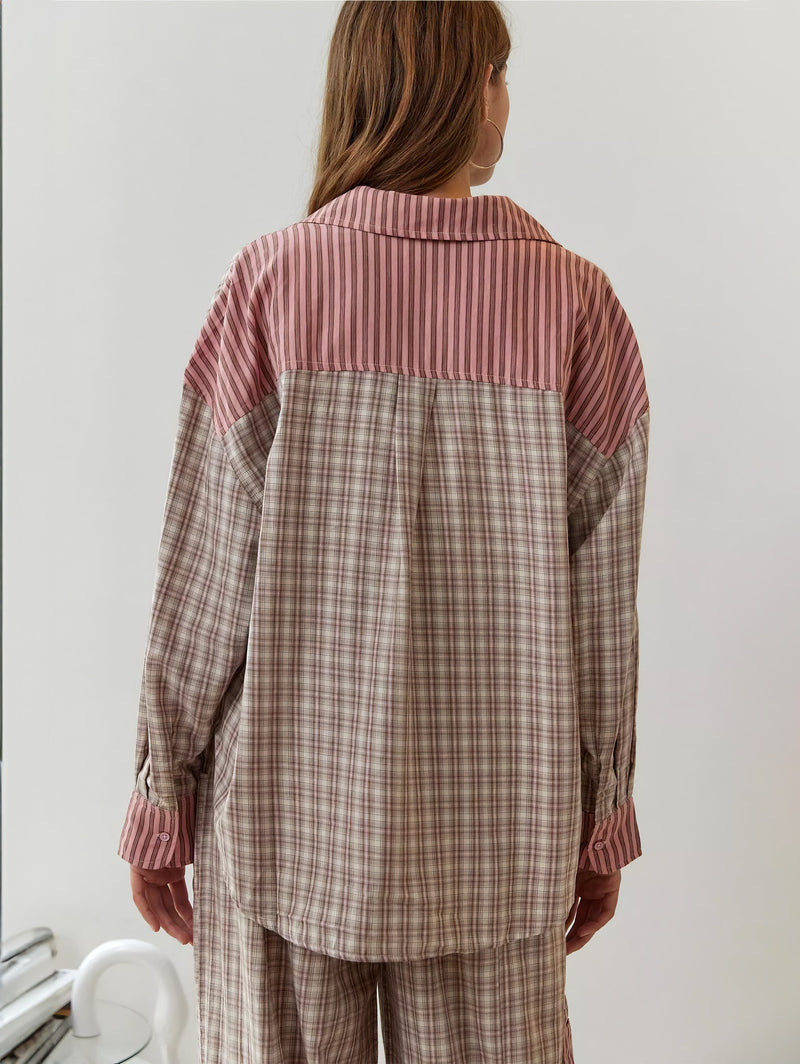 Achterkant van het beige roze geruite overhemd met roze gestreepte schouderpas, kraag en manchetten, gedragen door een model. 8