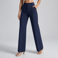 Broek in marineblauw van voren, gedragen door een model met één hand in de zak 11