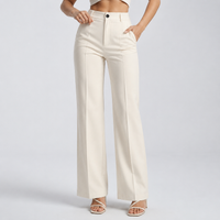Broek in crème of ecru van voren, gedragen door een model met witte sandalen 12
