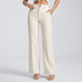 Broek in crème of ecru van voren, gedragen door een model met witte sandalen 12