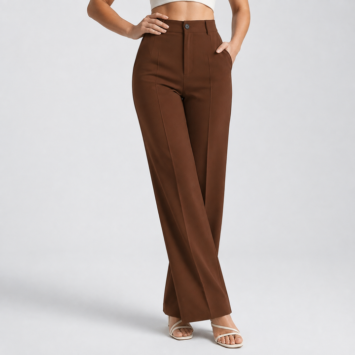 Broek in bruin van voren, gedragen door een model met hand op de heup 14