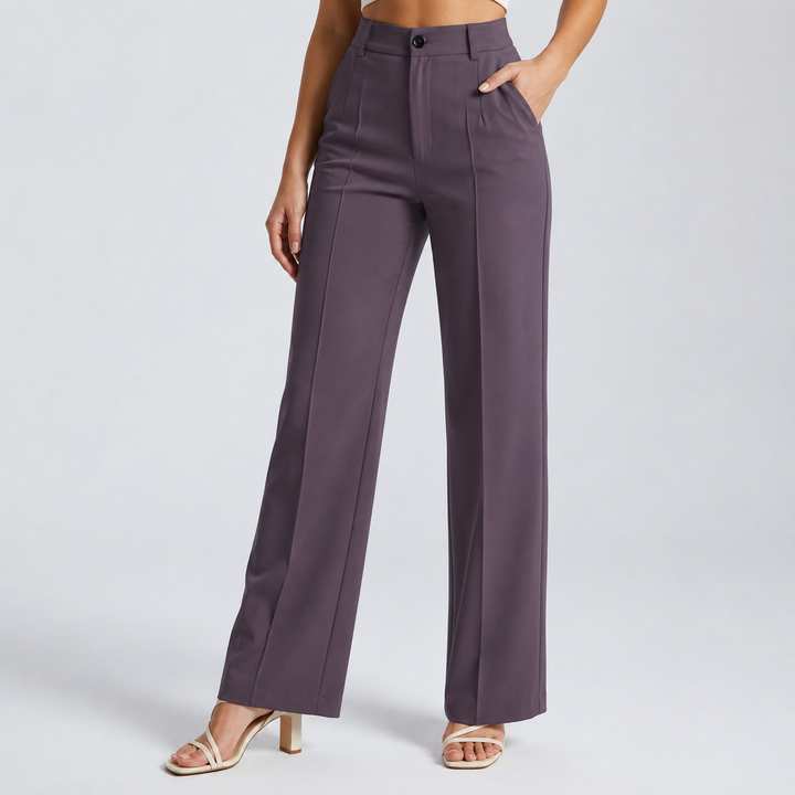 Voorkant van de pantalon in donkerpaars, model met een hand in de zak en sandalen 22