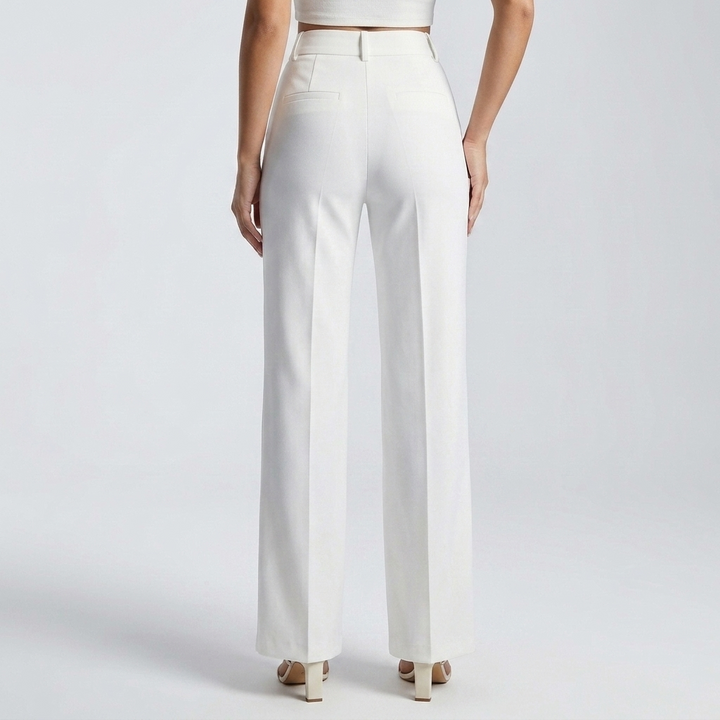 Achterkant van de witte broek met paspelzakken en persplooi, gedragen door een model 3